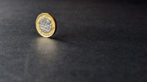 A pound coin on its edge.