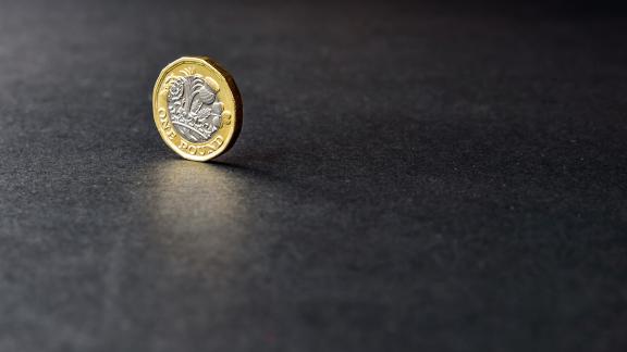 A pound coin on its edge.