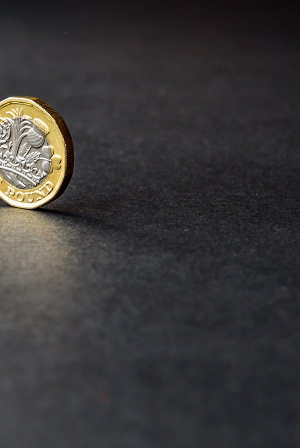 A pound coin on its edge.