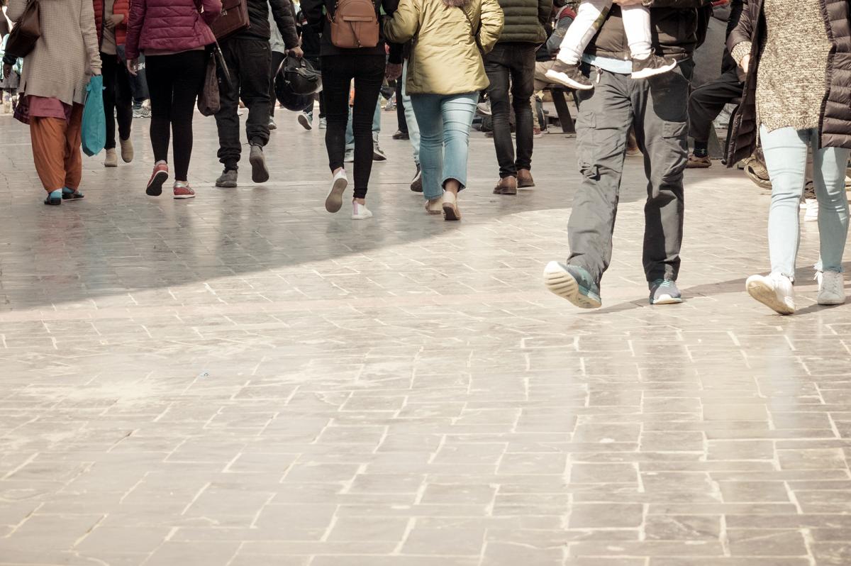 Strolling through. Толпа пешеходов. Французы идут по улице. Картинка люди идут по улице в большом городе. Crowd Crossing Street Zebra